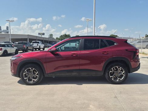 Used 2025 Chevrolet Trax LT FWD image 3