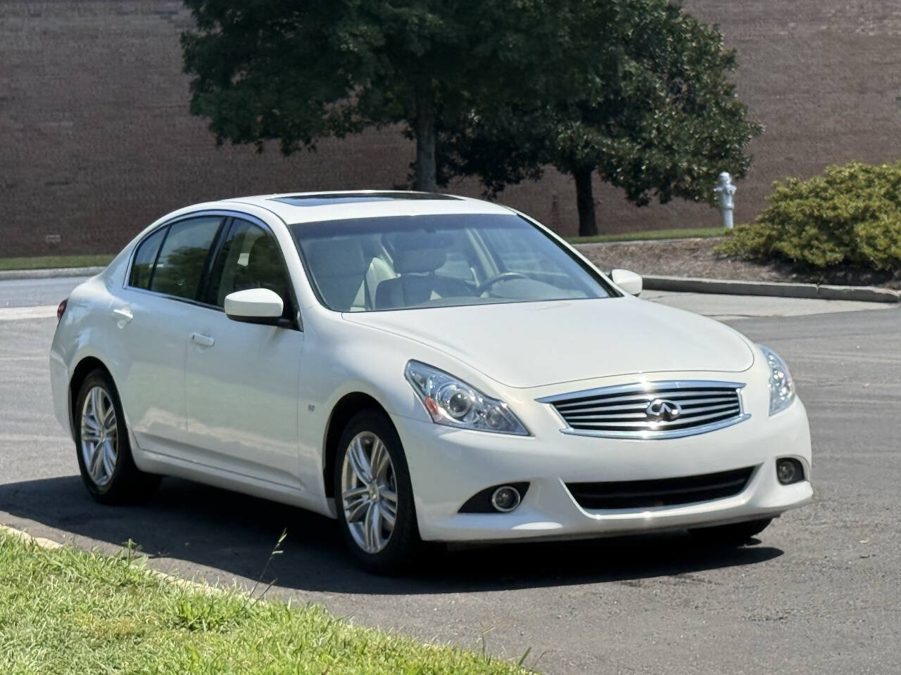 Used 2015 INFINITI Q40 w/ Moonroof Package RWD image 3