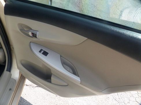 Used 2013 Toyota Corolla LE FWD image 14