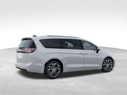 New 2026 Chrysler Pacifica Pinnacle image 4