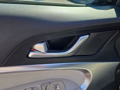 Used 2025 Genesis G70 2.5T image 18