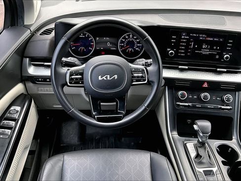 Used 2022 Kia Carnival LX image 5