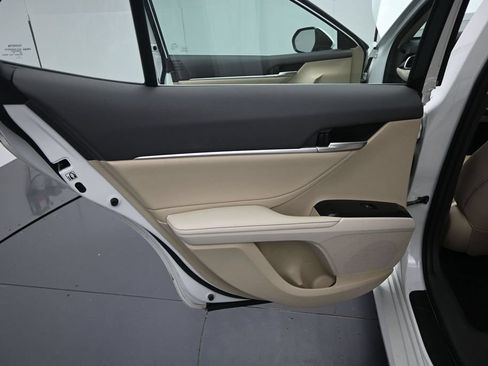 Used 2018 Toyota Camry XLE FWD image 16
