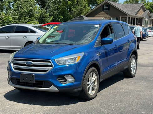 Used 2017 Ford Escape SE w/ SE Cold Weather Package FWD image 1