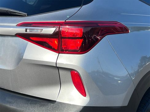 Used 2023 Kia Seltos LX image 6
