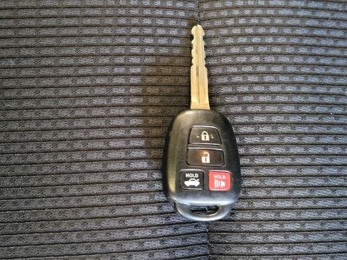 Used 2017 Toyota Camry SE image 32