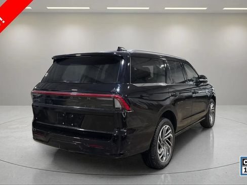 Certified 2025 Lincoln Navigator Reserve AWD/4WD image 3