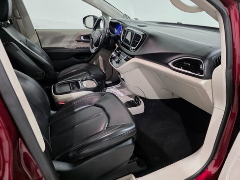 Used 2020 Chrysler Voyager Lxi image 24