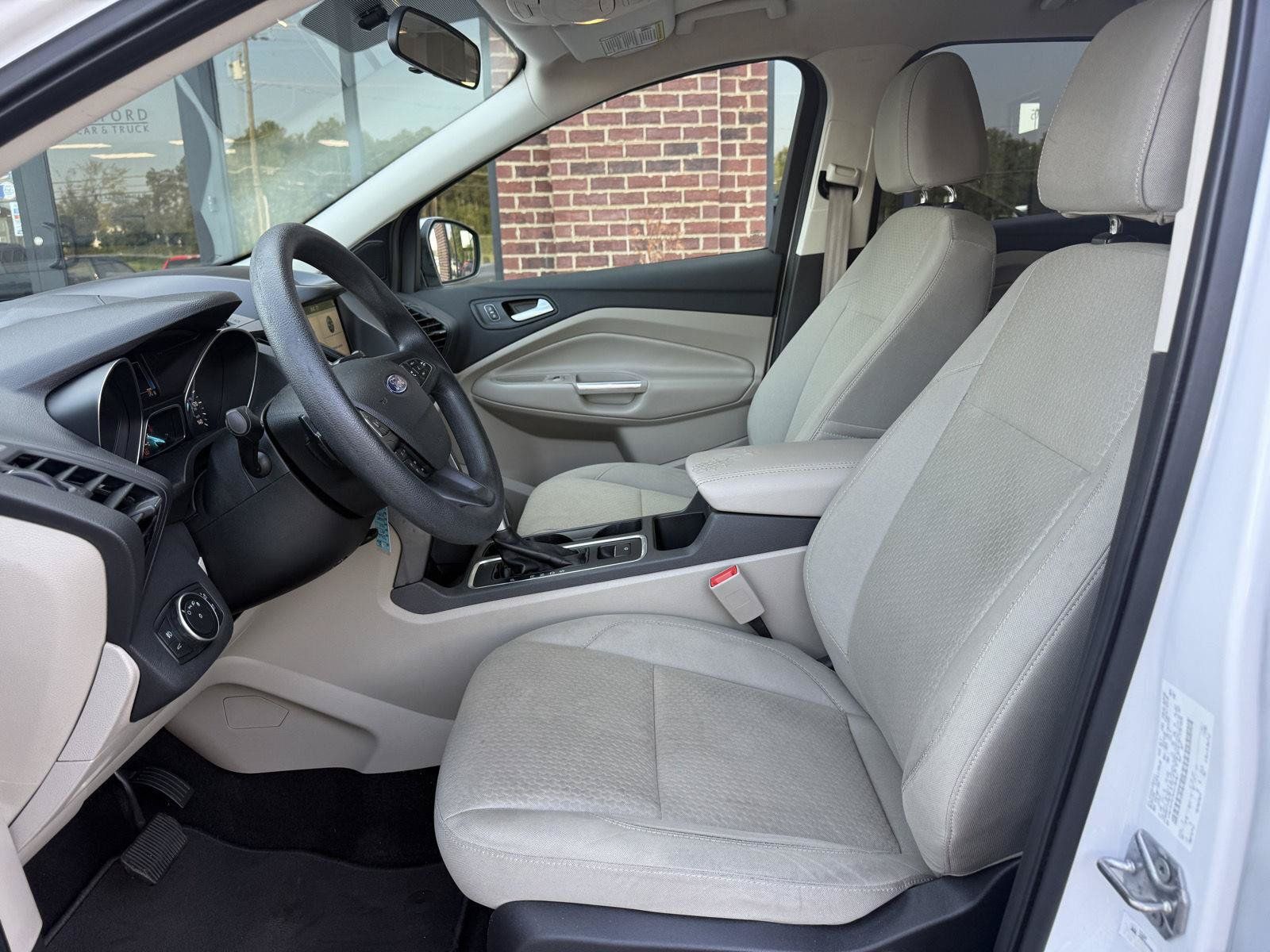 Used 2017 Ford Escape SE w/ Equipment Group 201A FWD image 3