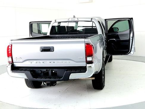 Used 2020 Toyota Tacoma SR5 AWD/4WD image 11