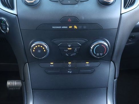 Used 2019 Ford Edge SE image 25