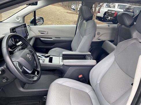 Used 2021 Toyota Sienna Limited image 11