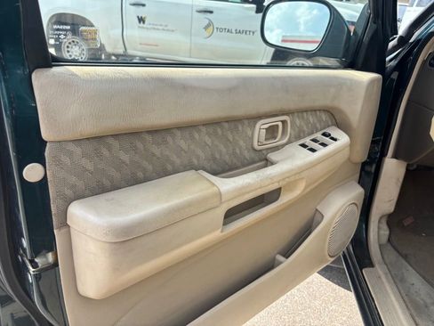 Used 1997 Nissan Pathfinder LE RWD image 10