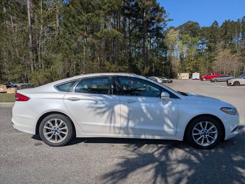 Used 2017 Ford Fusion SE w/ Fusion SE Winter Package image 4