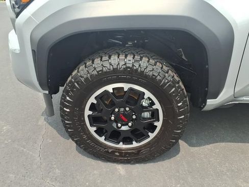 Used 2025 Toyota Tacoma TRD Off-Road AWD/4WD image 4