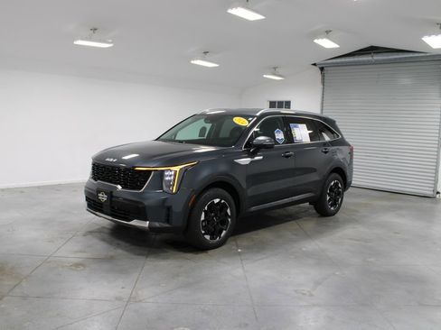 Used 2024 Kia Sorento S image 4
