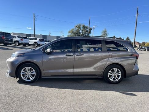 Used 2022 Toyota Sienna XLE image 9