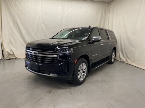 Used 2022 Chevrolet Suburban LT AWD/4WD image 2