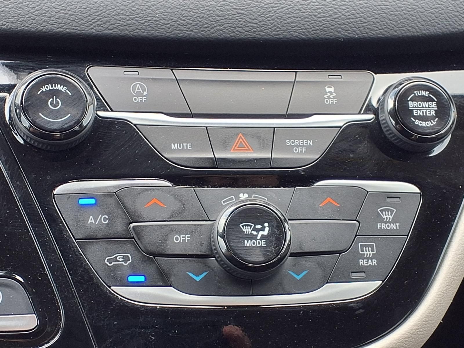 Used 2023 Chrysler Voyager LX FWD image 9