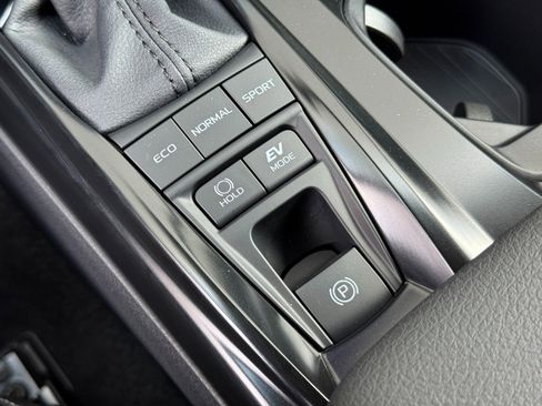 Used 2025 Toyota Camry SE w/ Convenience Package image 28