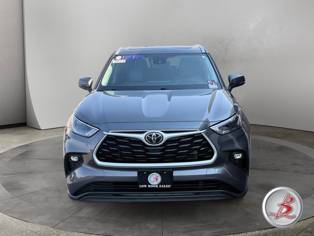 Used 2022 Toyota Highlander XLE AWD/4WD image 2
