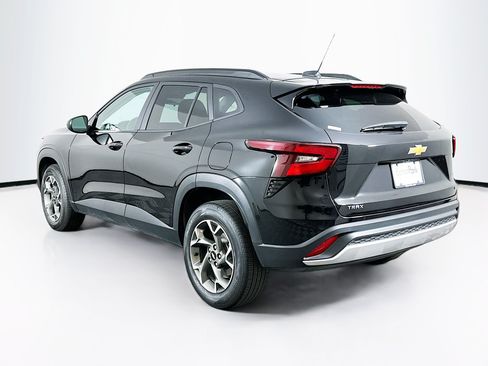 Used 2025 Chevrolet Trax LT FWD image 5