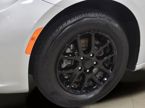 Certified 2024 Chrysler Pacifica Touring-L FWD image 33