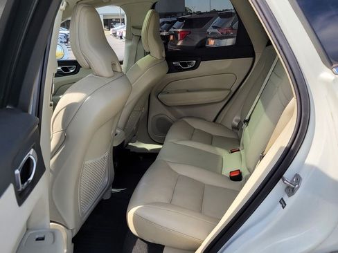 Used 2020 Volvo XC60 T6 Momentum w/ Protection Package AWD/4WD image 6