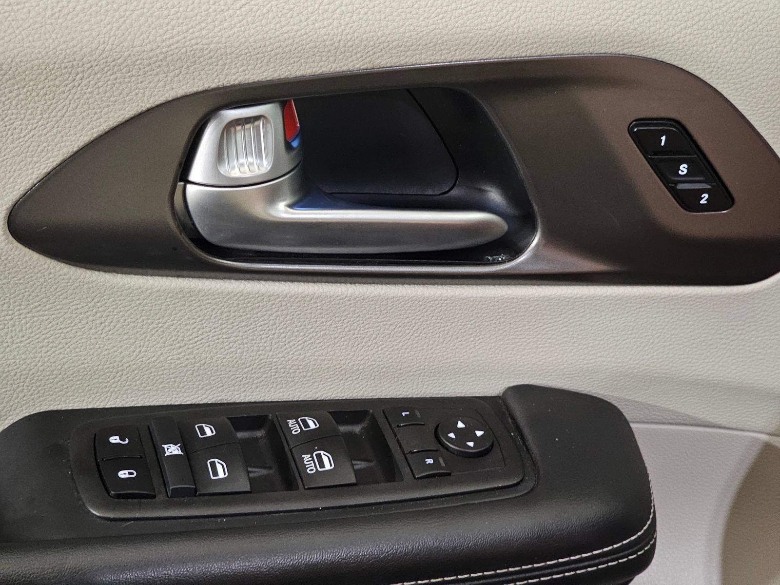 Used 2024 Chrysler Pacifica Limited FWD image 17