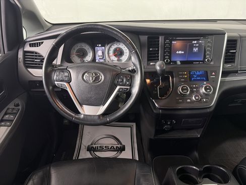 Used 2018 Toyota Sienna SE image 27