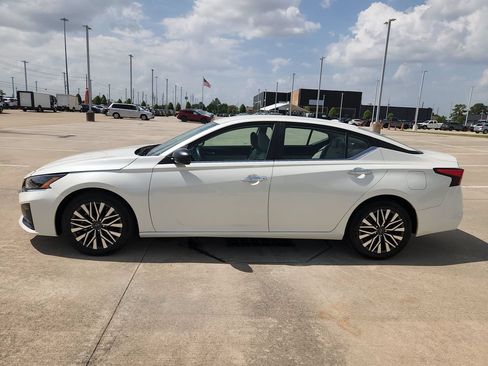 Used 2025 Nissan Altima 2.5 SV FWD image 8
