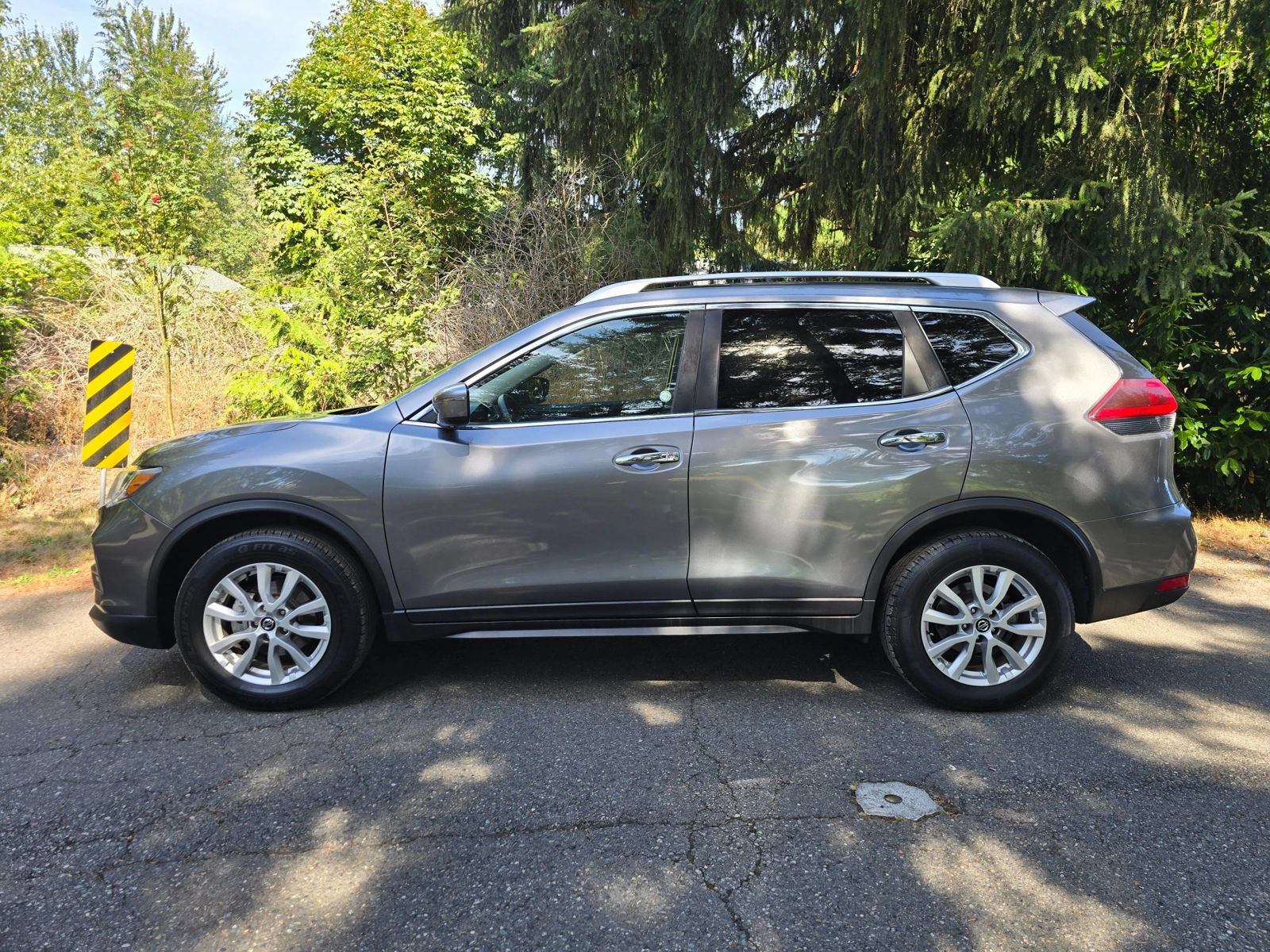 Used 2019 Nissan Rogue SV FWD image 2