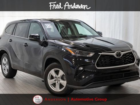 Used 2025 Toyota Highlander LE FWD image 1