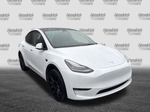 Used 2022 Tesla Model Y Long Range image 7