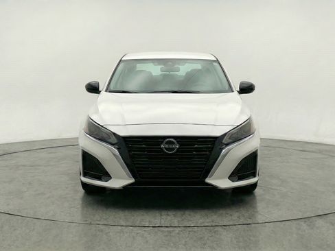 Used 2025 Nissan Altima 2.5 SV FWD image 2