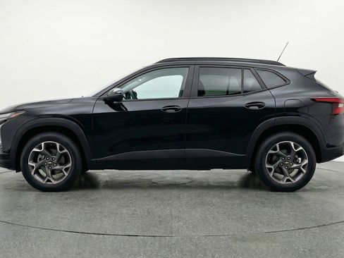 Used 2025 Chevrolet Trax LT w/ LT Convenience Package FWD image 5