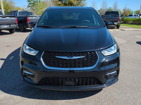 Used 2025 Chrysler Pacifica Select image 9