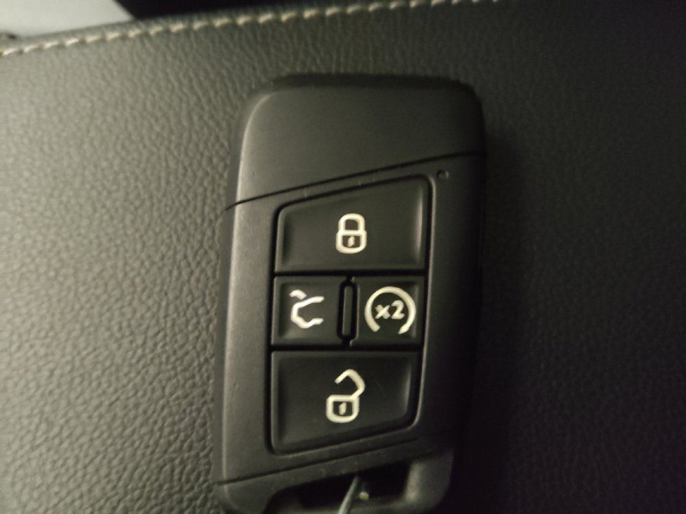 Used 2023 Volkswagen Tiguan SE w/ Panoramic Sunroof Package FWD image 32