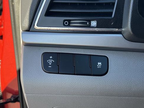 Used 2017 Hyundai Elantra SE image 30