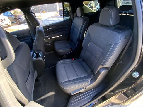 Used 2025 Chevrolet Traverse LT image 21