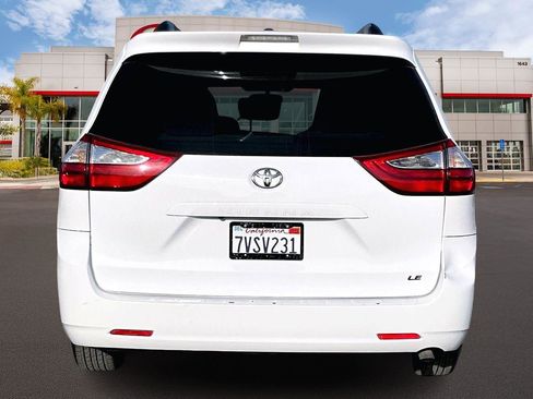 Used 2017 Toyota Sienna LE image 4