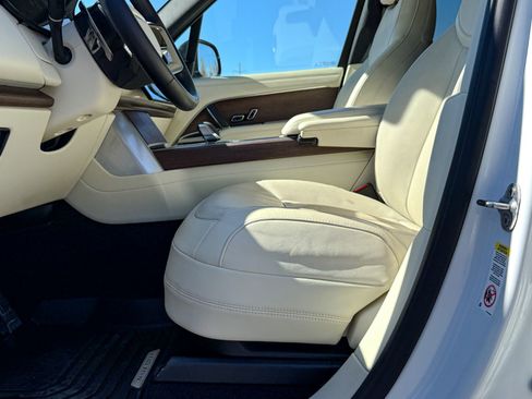 Used 2025 Land Rover Range Rover Long Wheelbase SE image 19