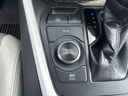 Used 2022 Toyota RAV4 XLE Premium AWD/4WD image 26