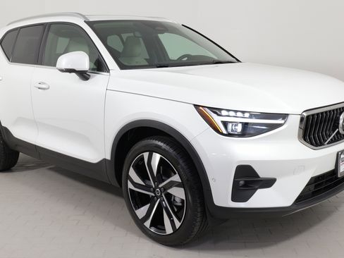 Used 2024 Volvo XC40 B5 Plus w/ Climate Package image 7