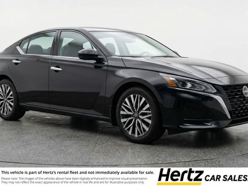 Used 2025 Nissan Altima 2.5 SV image 1