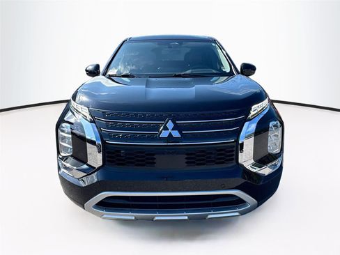 Used 2022 Mitsubishi Outlander SE image 2