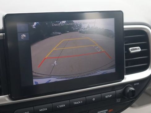 Used 2025 Hyundai Venue SEL FWD image 18