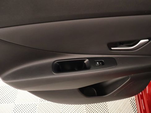 Certified 2025 Hyundai Elantra Limited FWD image 18