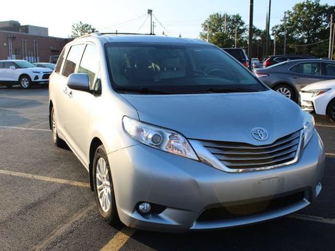Used 2015 Toyota Sienna XLE Premium FWD image 4