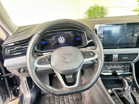 Used 2025 Volkswagen Jetta SE image 33